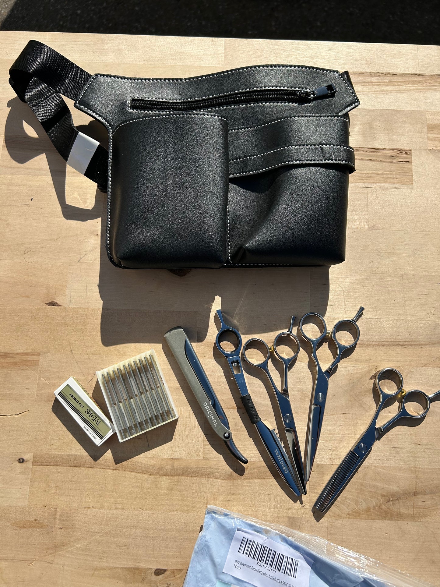 Sac à outils de coiffure comprenant des accessoires + de la poudre décolorante