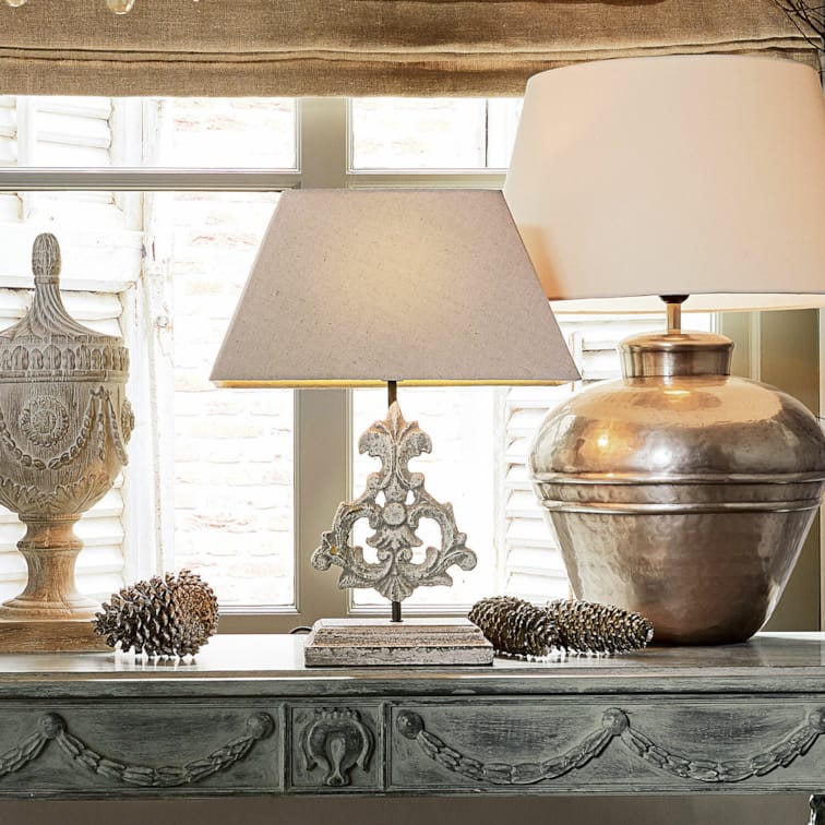 Tischlampe Poème Handarbeit, eckiger Stoffschirm rundet das Design perfekt ab , helles Antik-Finish.