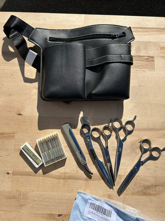 Sac à outils de coiffure comprenant des accessoires + de la poudre décolorante
